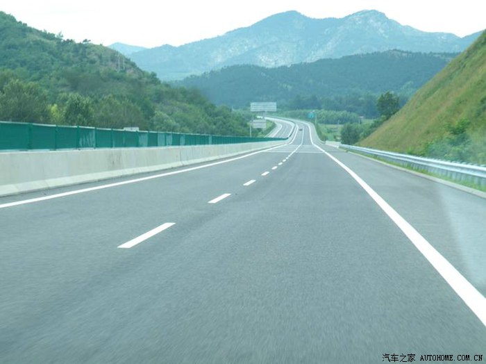 熊猫体育_智利女警被示威者燃烧瓶击中全身着火表情痛苦(图)(图1) 熊猫体育公司