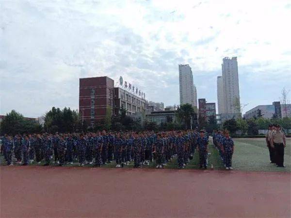 
【校园新闻】市实验中学举行九年级军事夏令营开营仪式_熊猫体育首页(图6)