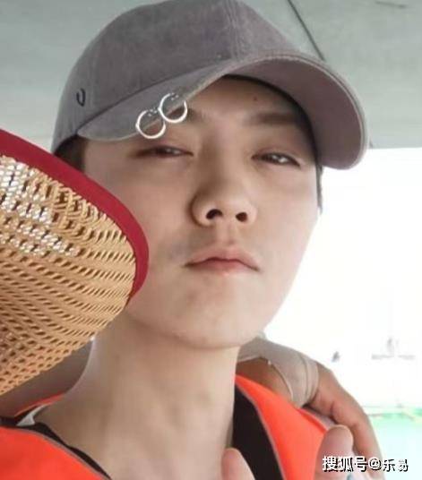 
邓超录节目情况简陋 鹿晗脱离“韩式盛饰”变化大 陈赫又白又胖“熊猫体育公司”(图8)