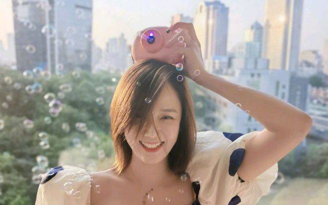 41岁陈乔恩与男友同框秀恩爱 发际线难掩老态 变化大到认不出!-熊猫体育公司(图3)
41岁陈乔恩与男友同框秀恩爱 发际线难掩老态 变化大到认不出!-熊猫体育公司(图3)