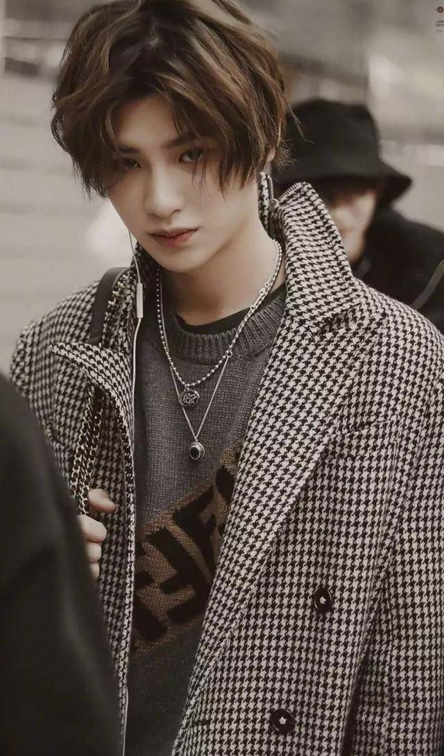 熊猫体育公司-
黄明昊成为《快乐大本营》小主持人！综艺上大放色泽啊！(图7)