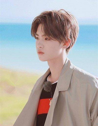 熊猫体育公司-
黄明昊成为《快乐大本营》小主持人！综艺上大放色泽啊！(图9)